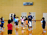 サッカーの基礎はドリブル。