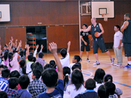 対戦する子供を選ぶジェイソン